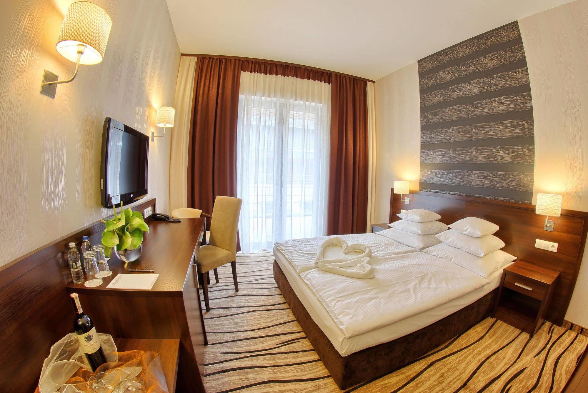 Hotel Arkas Proszkow Exterior photo